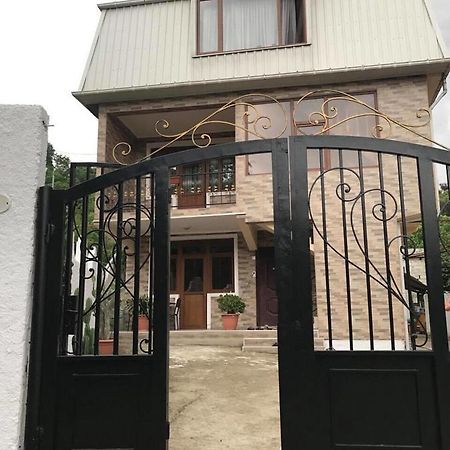 Lela'S Guest House Batumi Exteriör bild